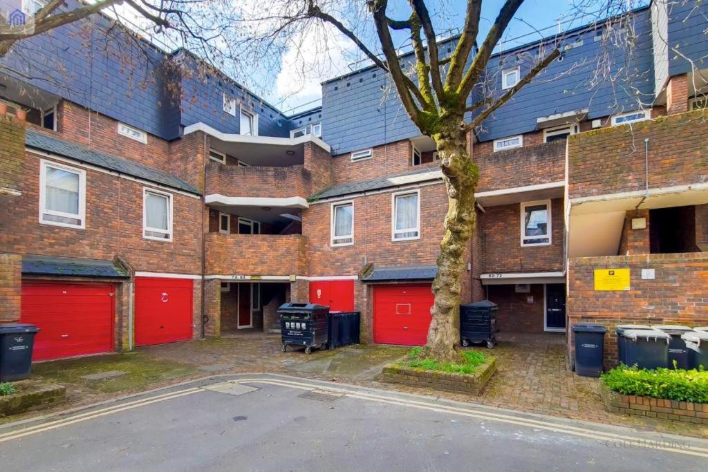 Aisiki Stays Apartments at Tottenham Hale, 4-Bedroom & 2-Bathroom, Pet-Friendly Duplex Flat, King or Twin Beds, with Free WiFi and Parking Space - Chambres d'hôtes Londres
