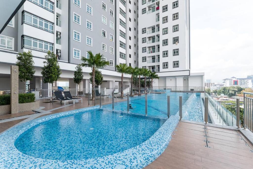 TR Residence Lovely 3 BR unit 6pax next to Titiwangsa LRT - B&B Kuala Lumpur