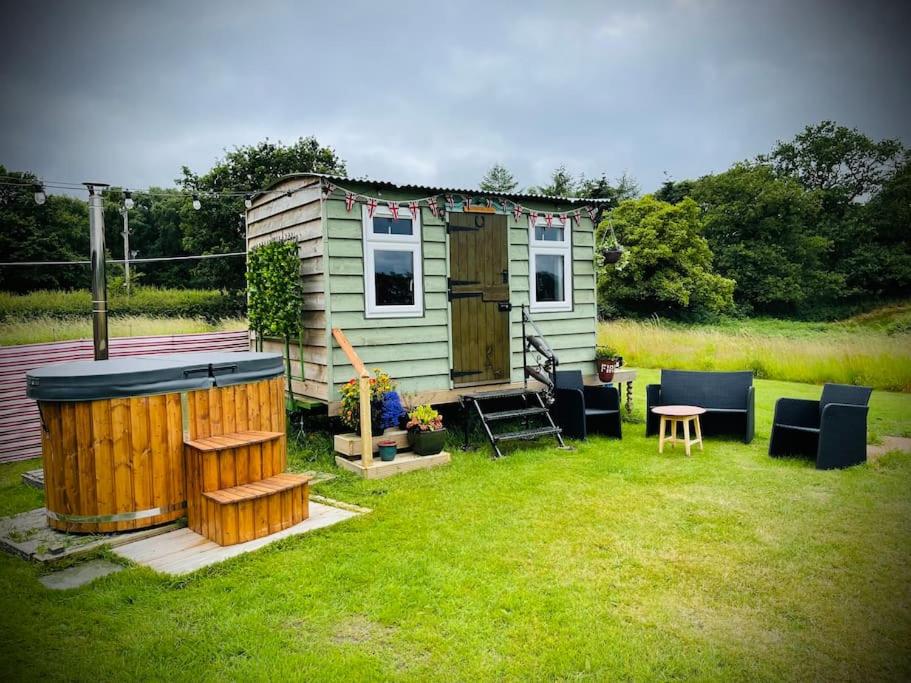 B&B Delamere - The Drivers Rest a Shepherds Hut with Wood Fired Hot Tub in Oakmere Cheshire - Bed and Breakfast Delamere