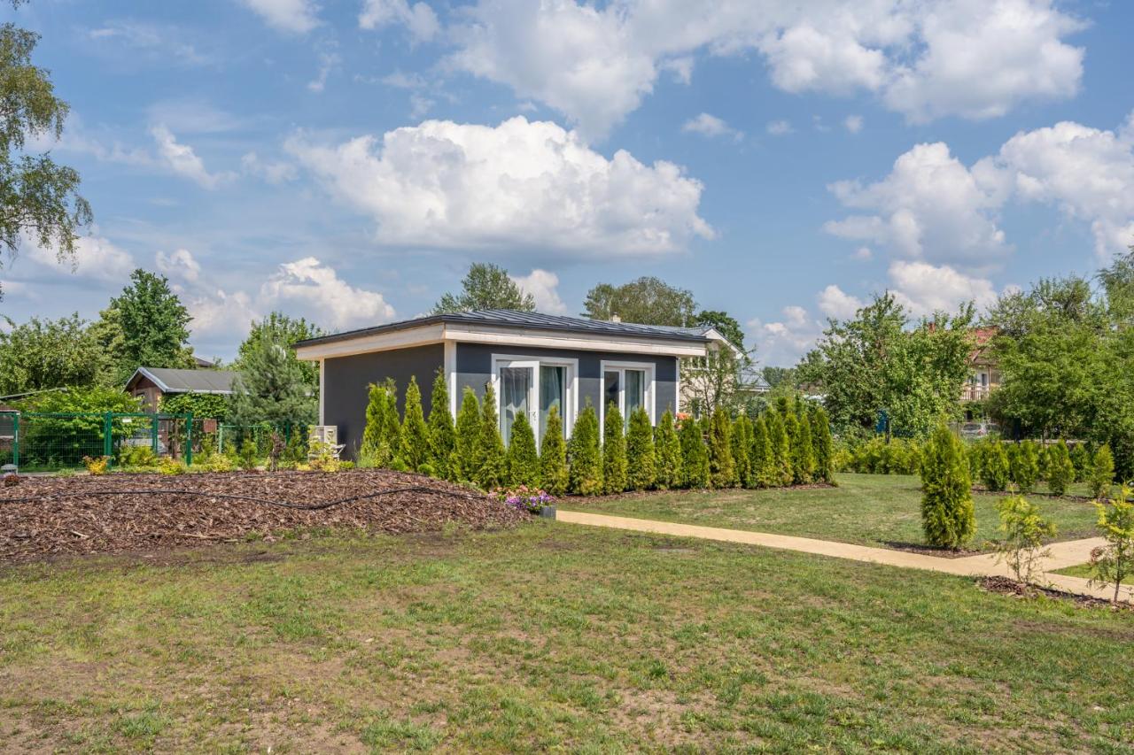 Family Garden House with Free Private Parking, Playground, BBQ and AirCond - Chambres d'hôtes Riga