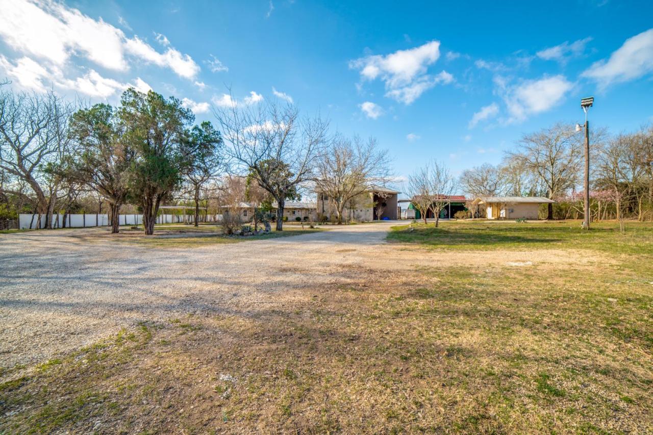 5 BDRM Home on 2 Acres Mins To Wineries Private Heated Pool and Hot Tub - B&B