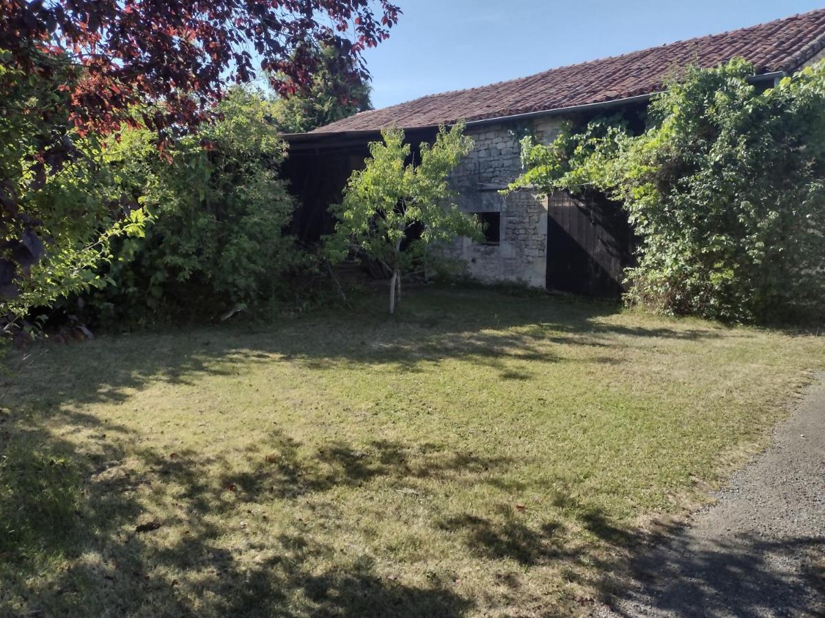 Private-Tranquil-Peaceful-Garden-Bbq - B&B Genouillé