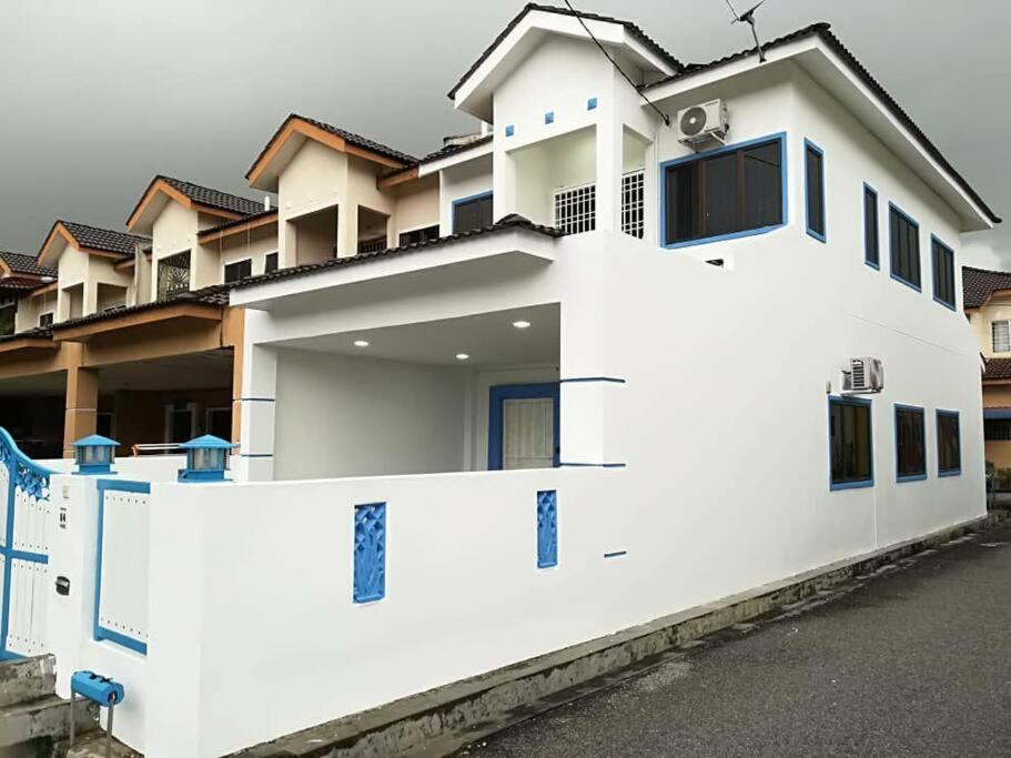 B&B Ipoh - Santorini 4 Bedrooms Full Air Cond Entire Home by Grab A Stay - Bed and Breakfast Ipoh