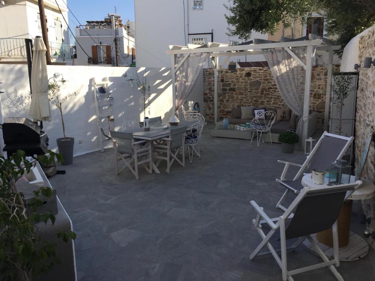 Cozy house with relaxing backyard - B&B Ermoúpolis