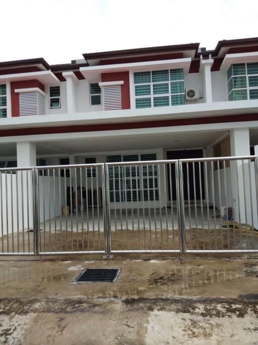 Sakura Homestay 4 bedrooms 14pax- Eaton Hills Padang Kerbau Miri - Ferienwohnung