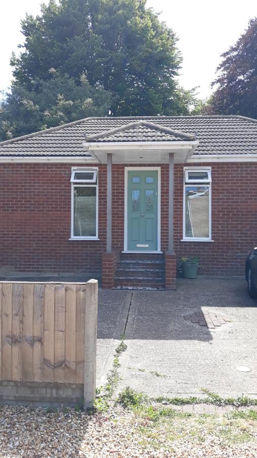 Self-contained, ground floor apartment with parking and patio - B&B