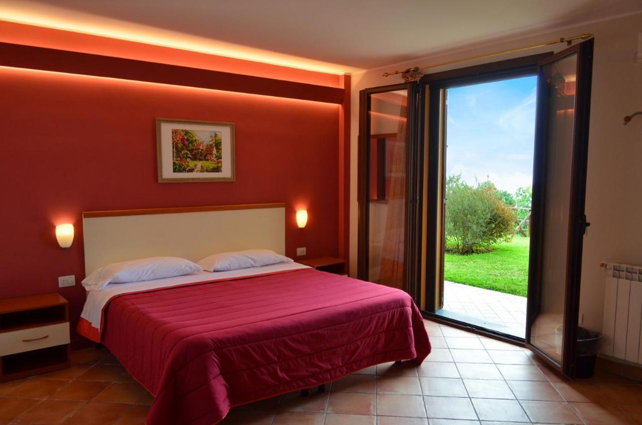 Habitación con cama extragrande y vistas al jardín 