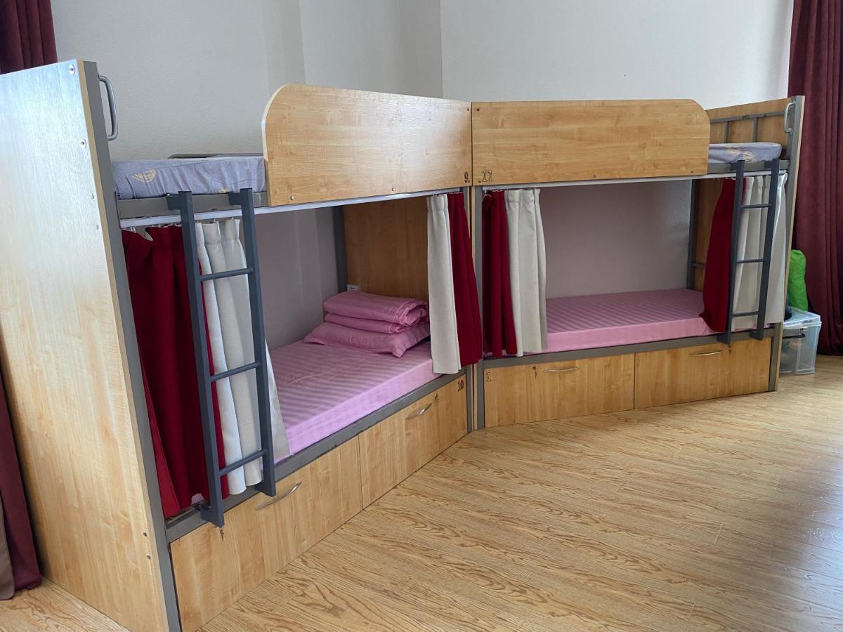 Einzelbett im gemischten Schlafsaal