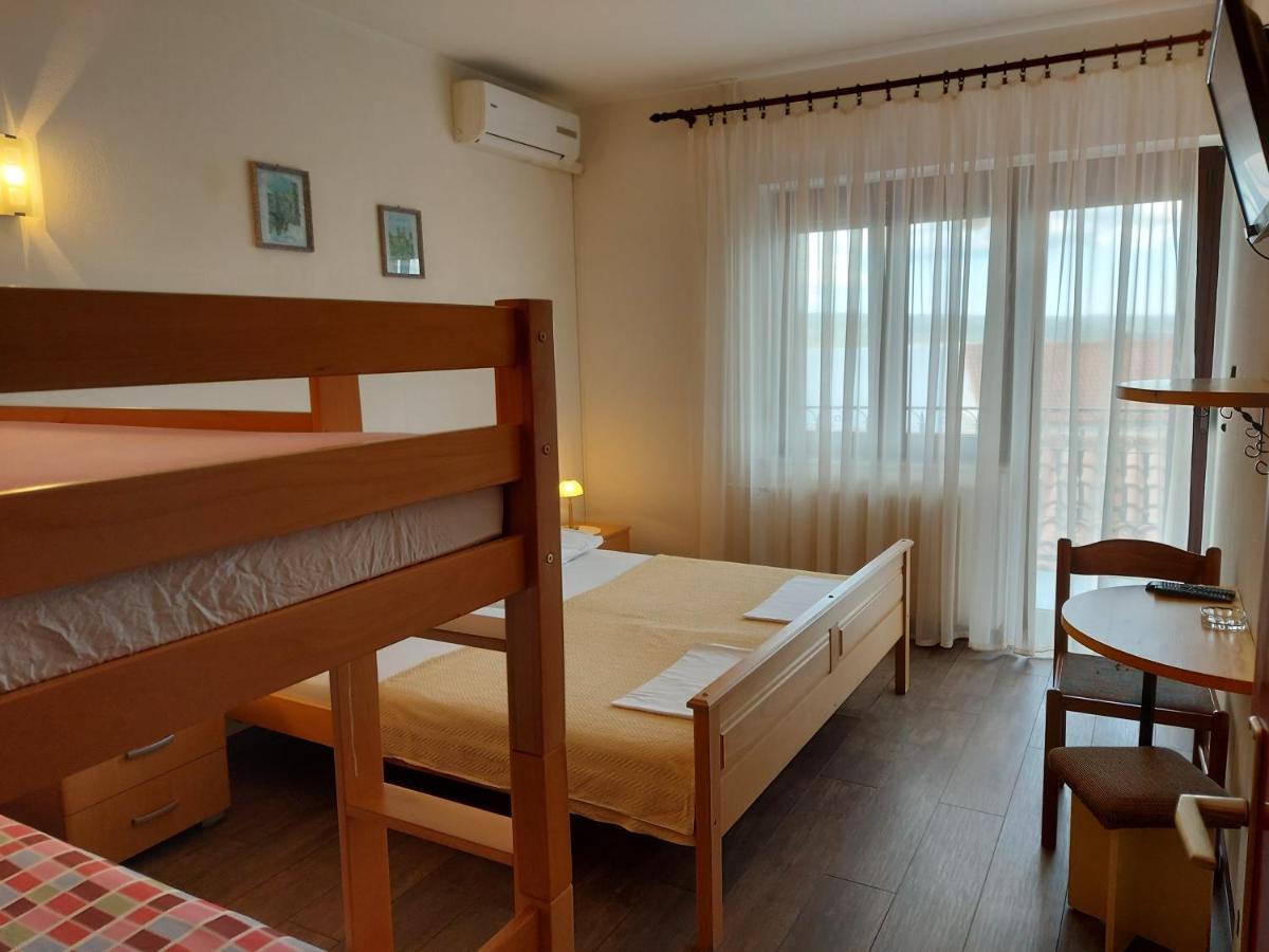 Dreibettzimmer mit Meerblick