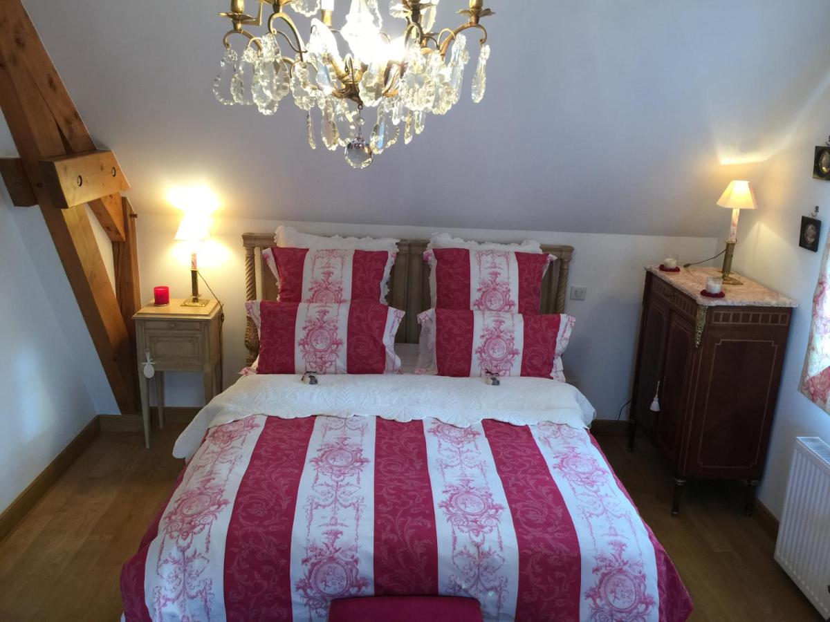 Habitación con cama grande y vistas al jardín