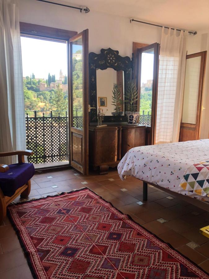 Zimmer mit Kingsize-Bett und Bergblick