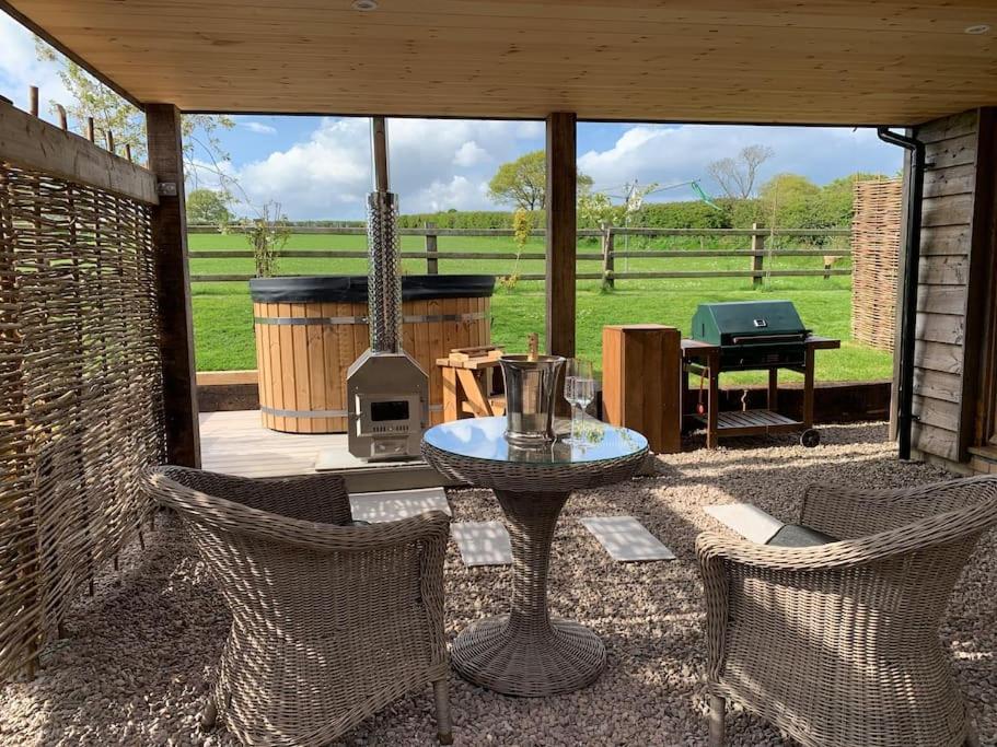 B&B Brecon - Wood Fired Hot Tub & Pergola with Glass Balcony. - Bed and Breakfast Brecon