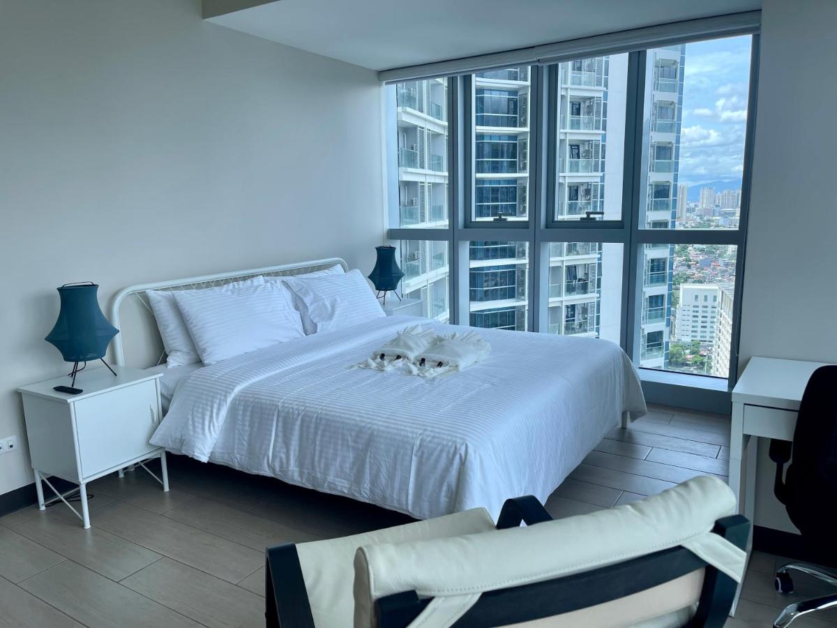 Bright 2-bedroom condo with pool in BGC Uptown - B&B Manila