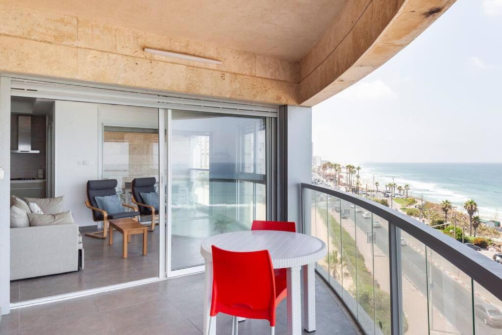 B&B Bat Yam - O&O Group - Stunning Sea View 3 BR Apartment Iconic Tower - Bed and Breakfast Bat Yam