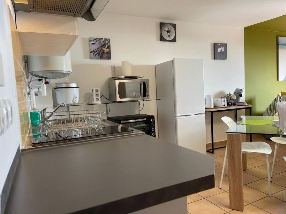 Immense StuDio 51 jusqu'à 4 personnes avec vue mer - B&B Saint-Denis