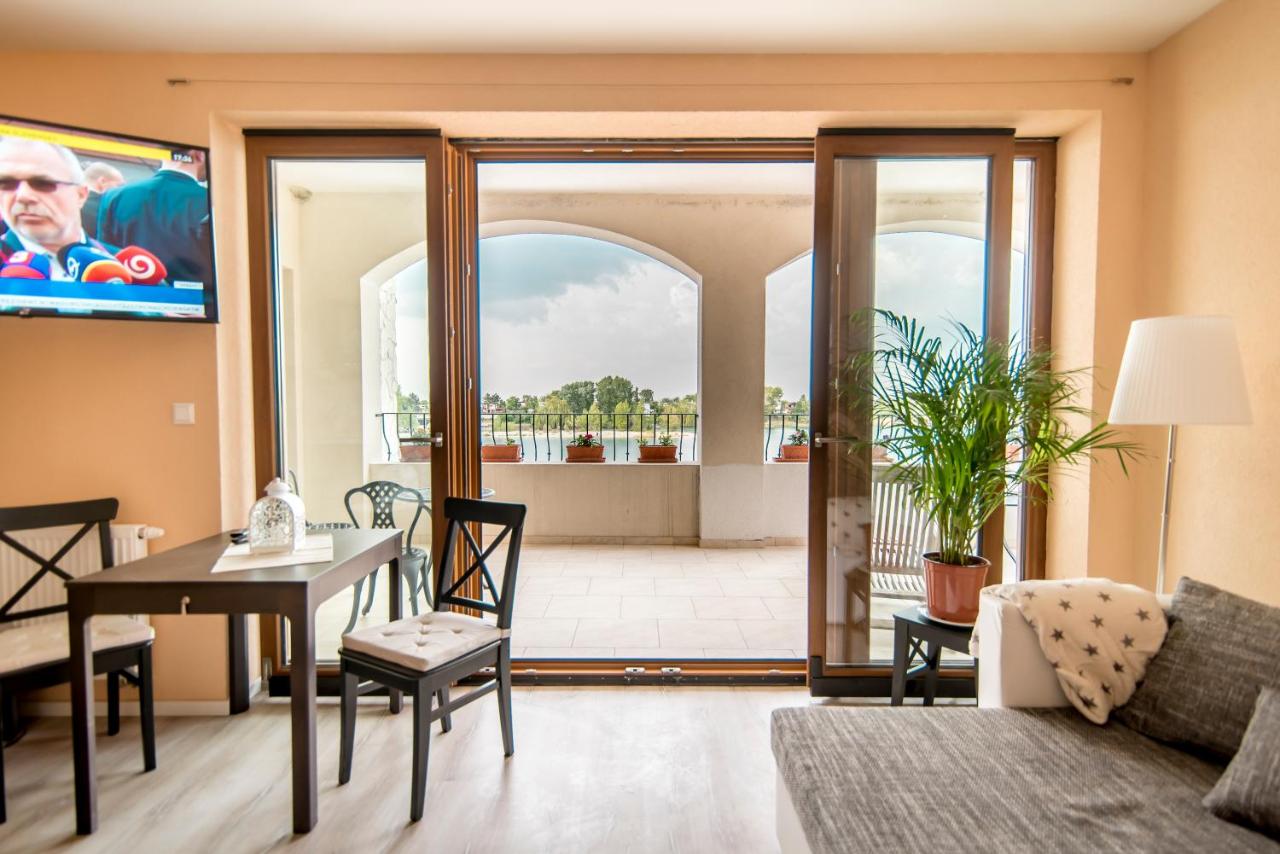 Apartment with Lake View