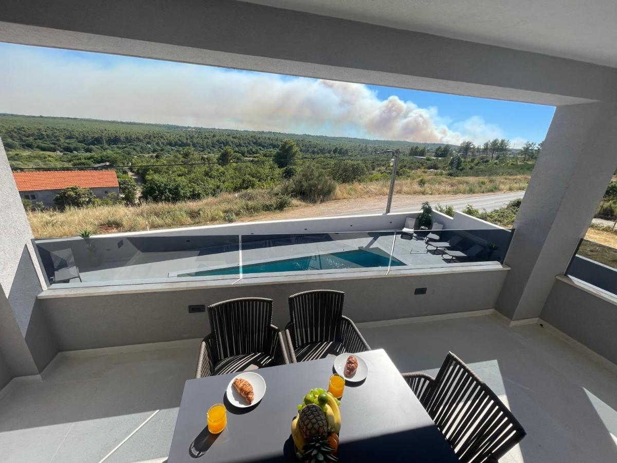 Villa Madison, Spacious Sea View Apartments Near Zadar with heated pool - B&B Posedarje