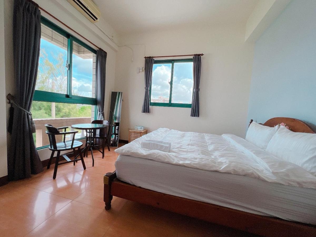 Zimmer mit Queensize-Bett und Gemeinschaftsbad