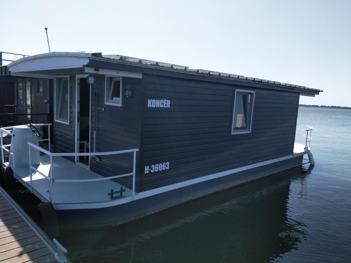 Koncér úszóház - B&B Abádszalók