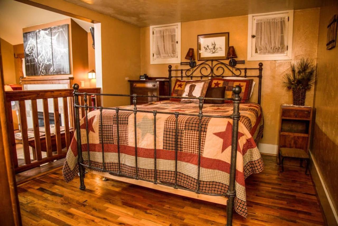 B&B Estes Park - Mummy Mtn Suite 1 Bedroom suite with fireplace and jacuzzi tub - Bed and Breakfast Estes Park