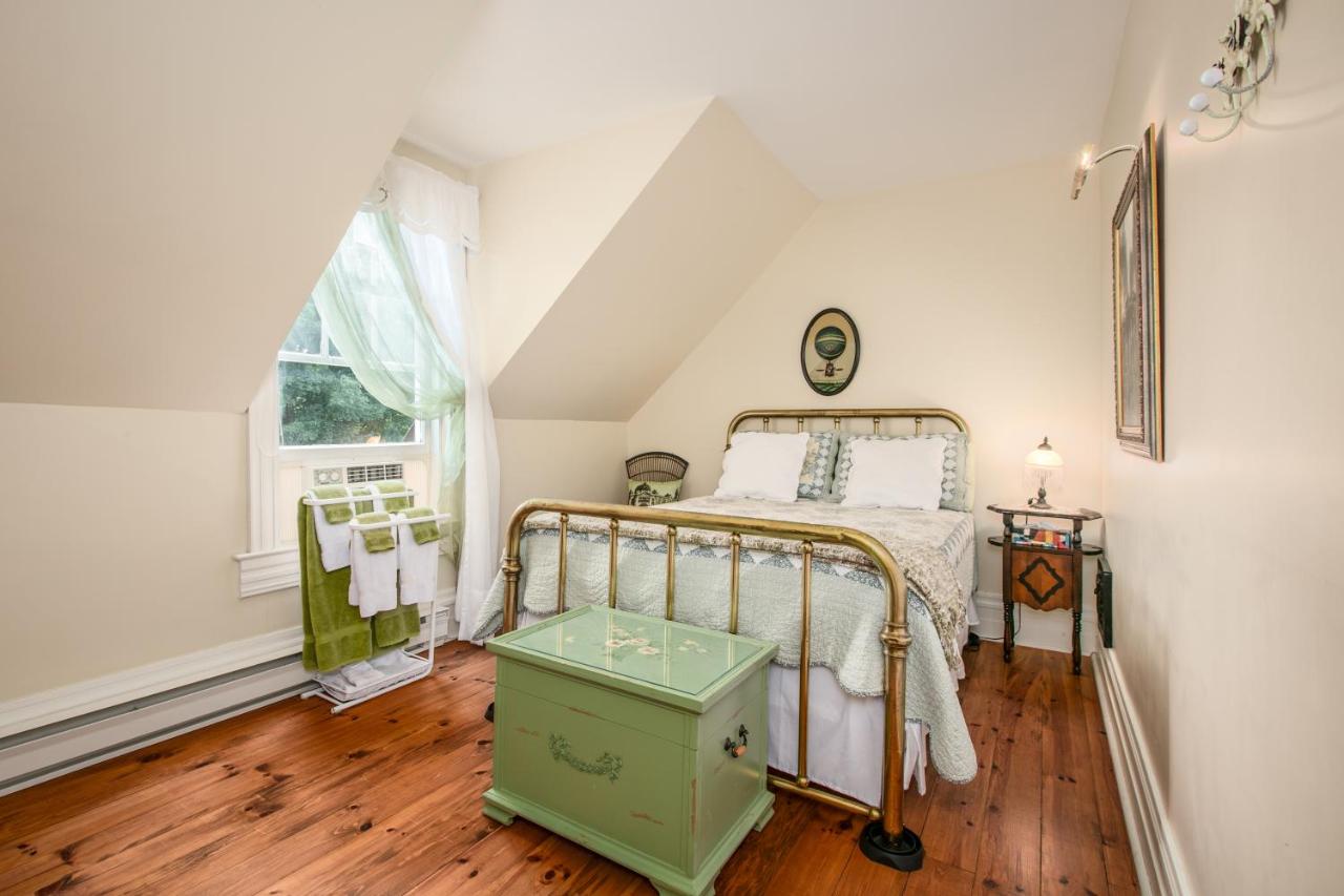 Queen Room with Shared Bathroom