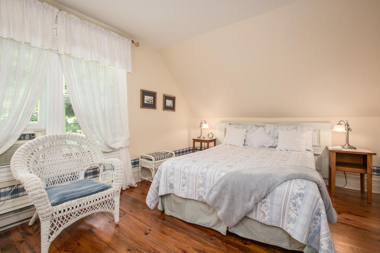 Queen Room with Shared Bathroom