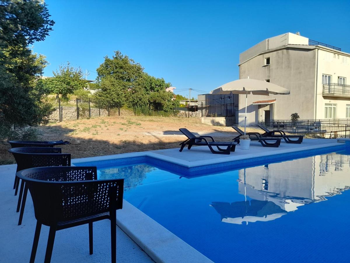 The View Split. Highlight with Roof-Top-Terrace and Pool - B&B