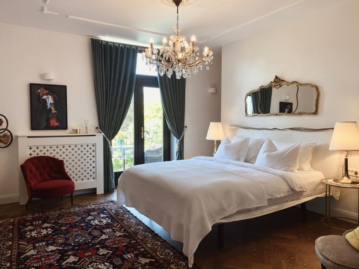 Suite mit Kingsize-Bett und Poolblick