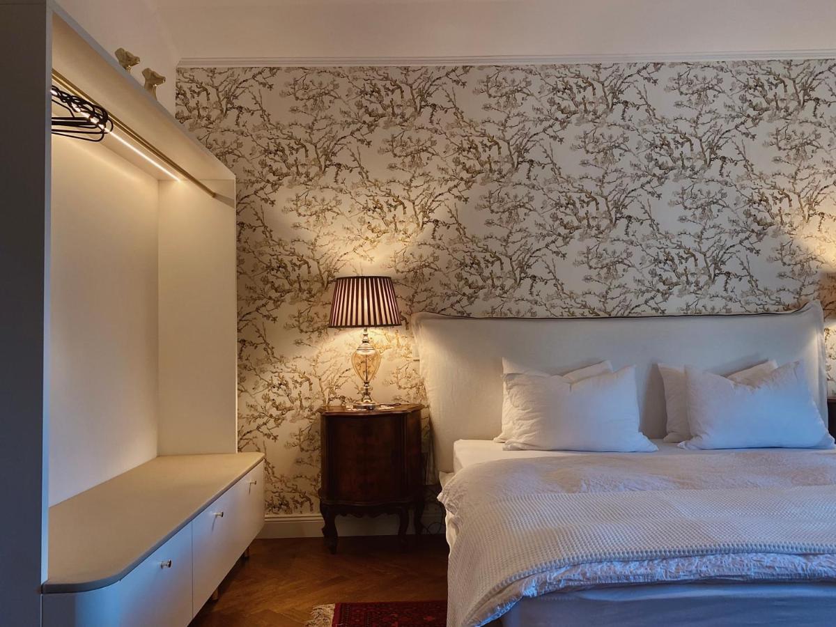 Suite mit Queensize-Doppelbett und Poolblick