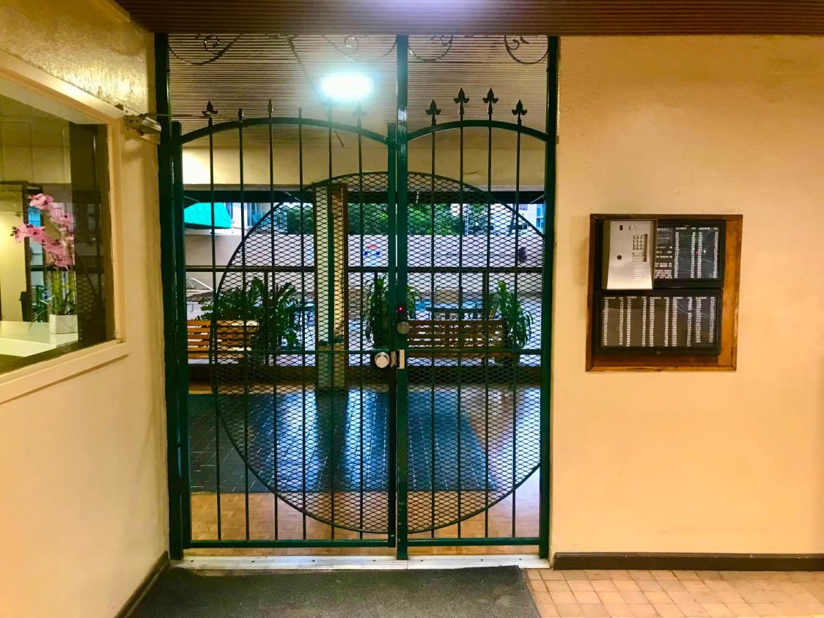 WAIKIKI 2 BEDROOMS, 1 BATH, FREE PARKING, SLEEP 6 - Chambres d’hôtes Honolulu