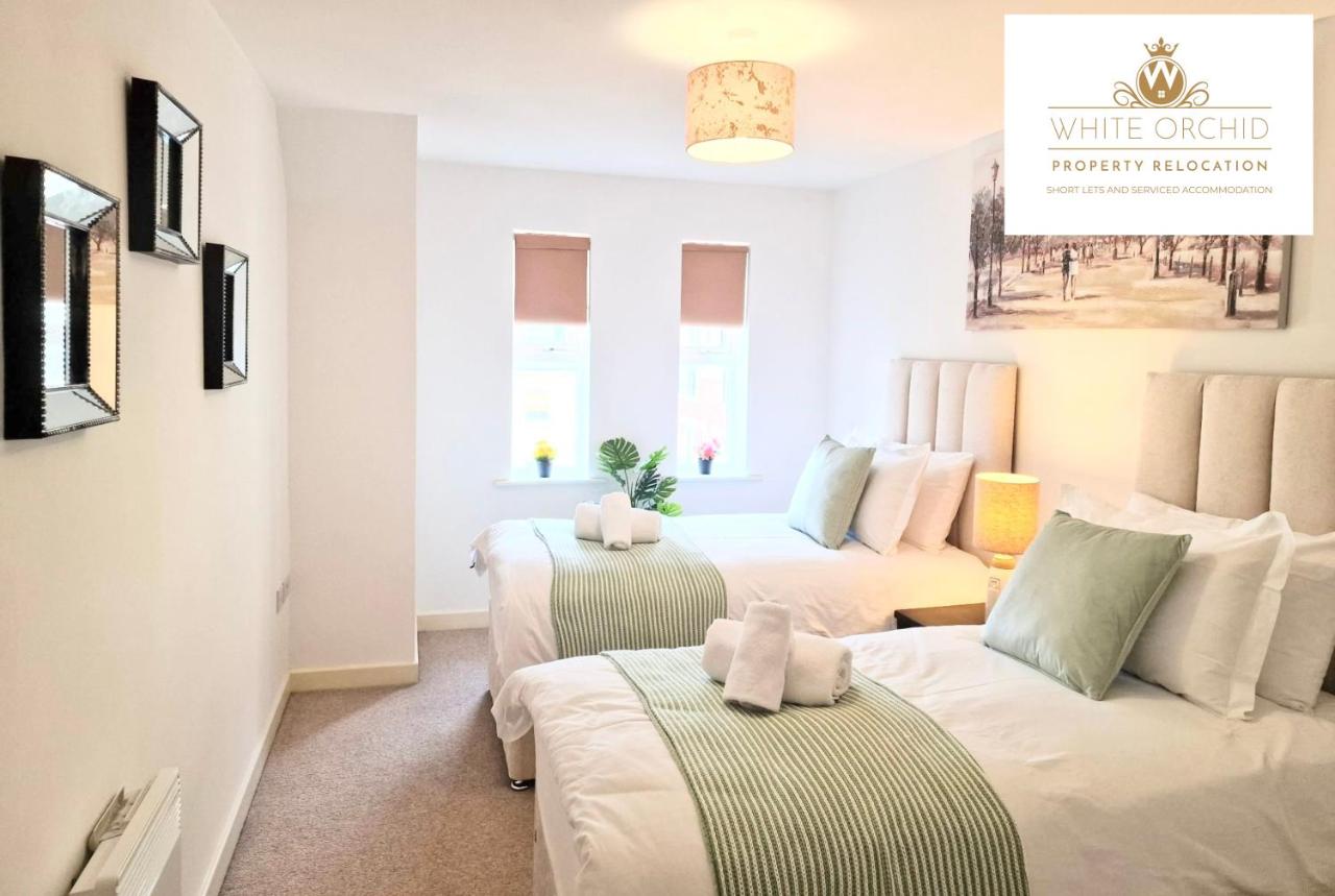 B&B Stevenage - Corporate 2Bed Apartment with Balcony & Free Parking Short Lets Serviced Accommodation Old Town Stevenage by White Orchid Property Relocation - Bed and Breakfast Stevenage