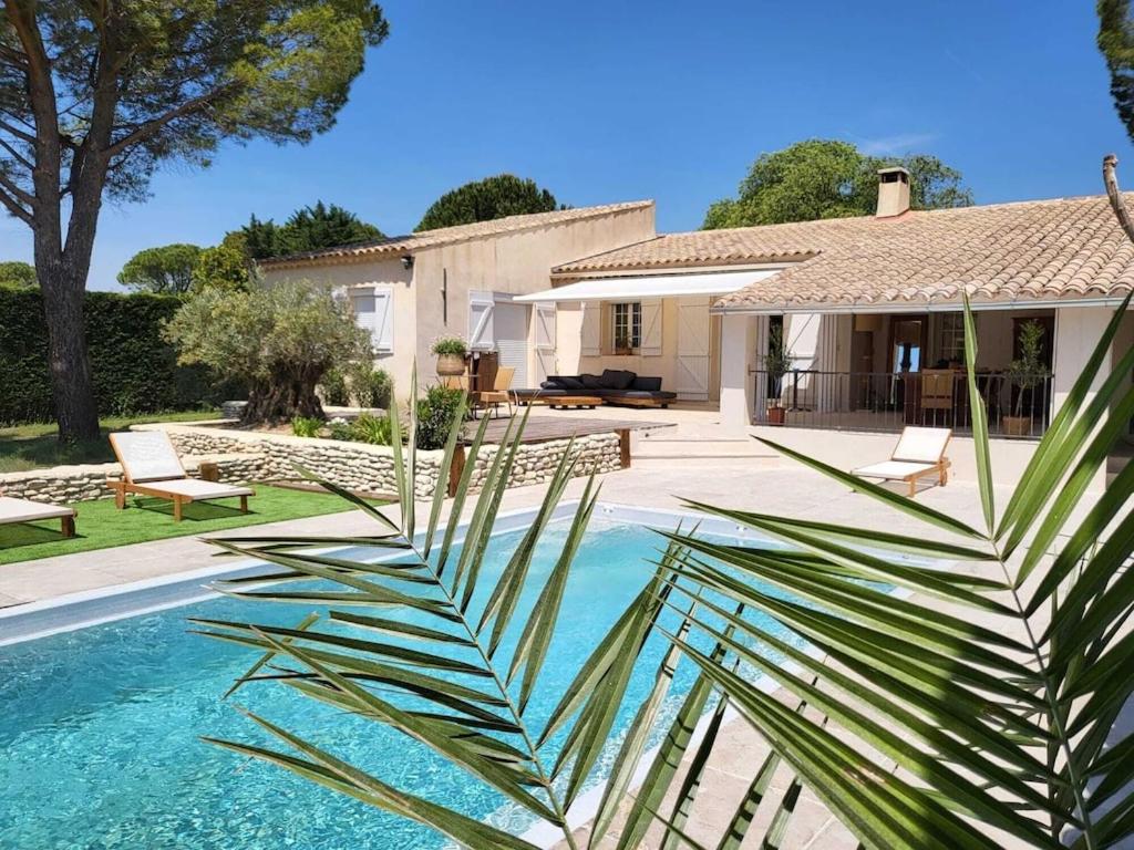 Bastide des Sarrières à -d'1 km de Lourmarin - Piscine chauffée, cuisine d'été, pool house, sauna - B&B Lourmarin
