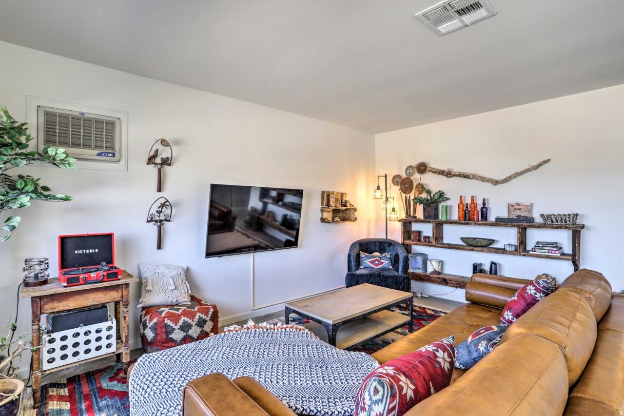 Indie-Eclectic Desert Home with Hot Tub and Patio - B&B Twentynine Palms