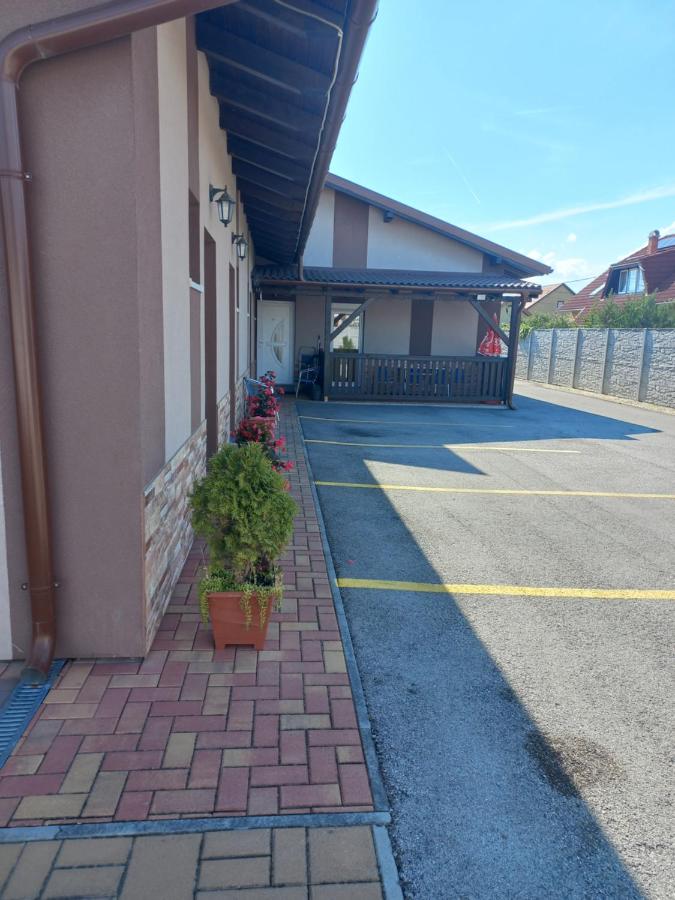 Boglárka Vendégház - B&B