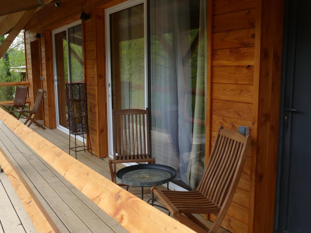 Zimmer mit Kingsize-Bett und Bergblick