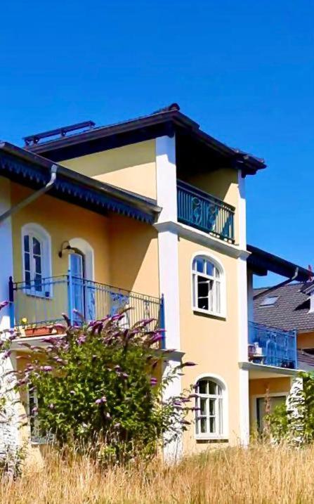 Ferienwohnung in seenaher Künstlervilla in Gstadt - B&B