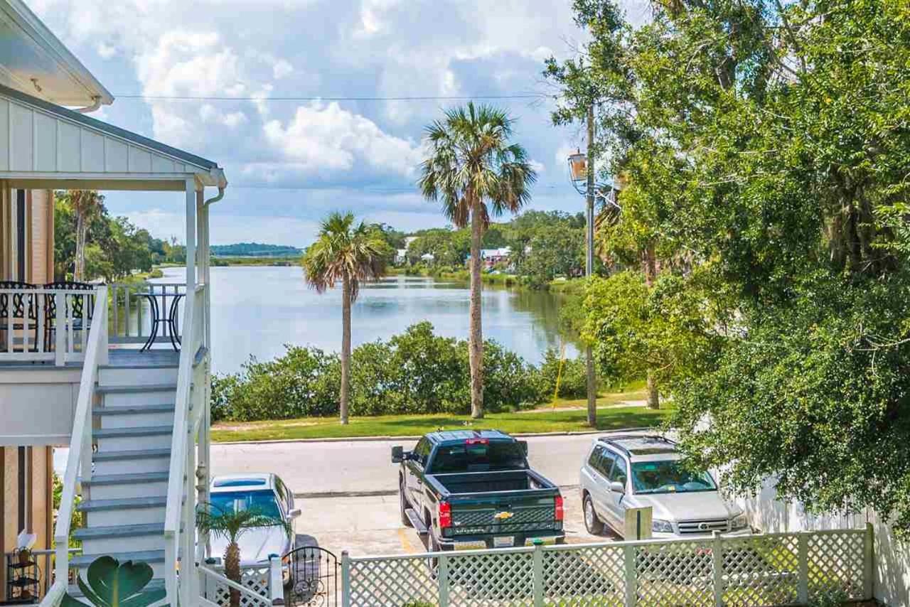 Cozy Quiet St Augustine Private Condo - 2bed, 1 bath, Sleeps 6, Steps to Historic St Augustine Center & All Tourist Attractions, Restaurants, Cafes, Backyard, Porch - B&B