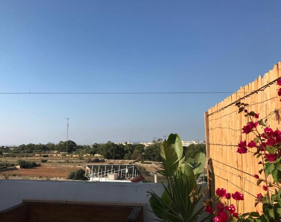 Country Penthouse with Spacious Terrace and Sunset Tones - B&B Hal Gharghur