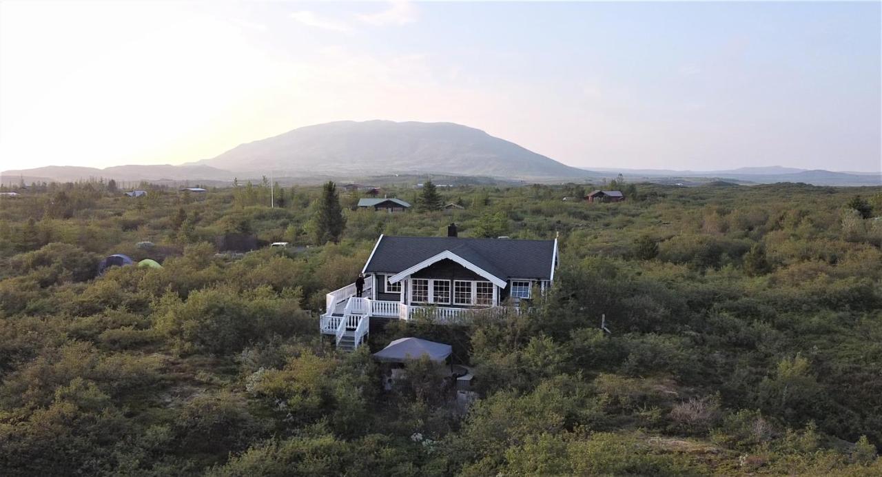 B&B Selfoss - Golden Circle Vacation Home with hot tub & fire place - Bed and Breakfast Selfoss