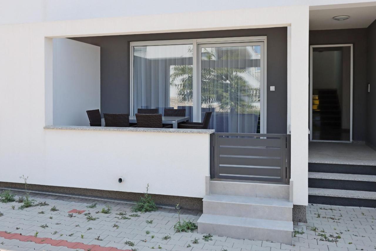 Apartments Novalja West - Bed and Breakfast