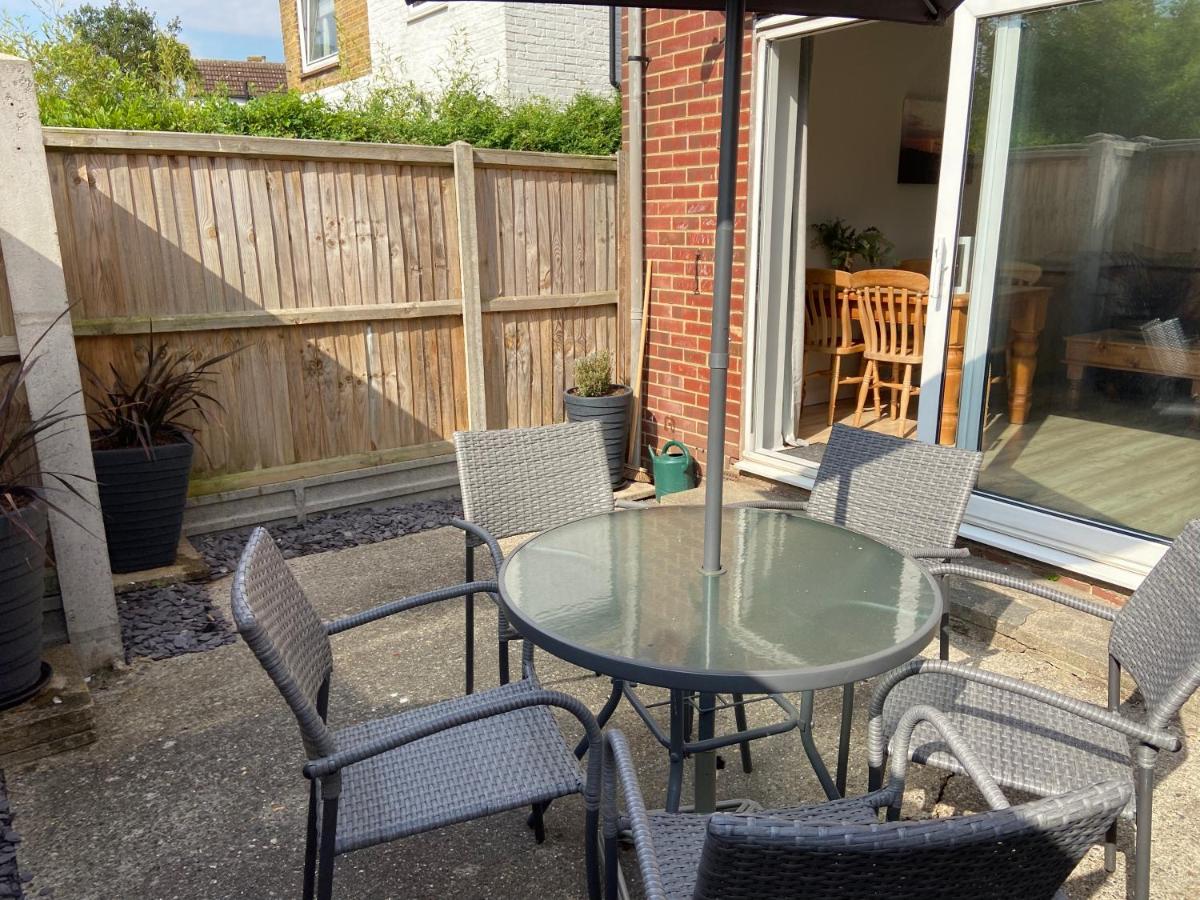 The Seagull, with driveway and patio garden - B&B