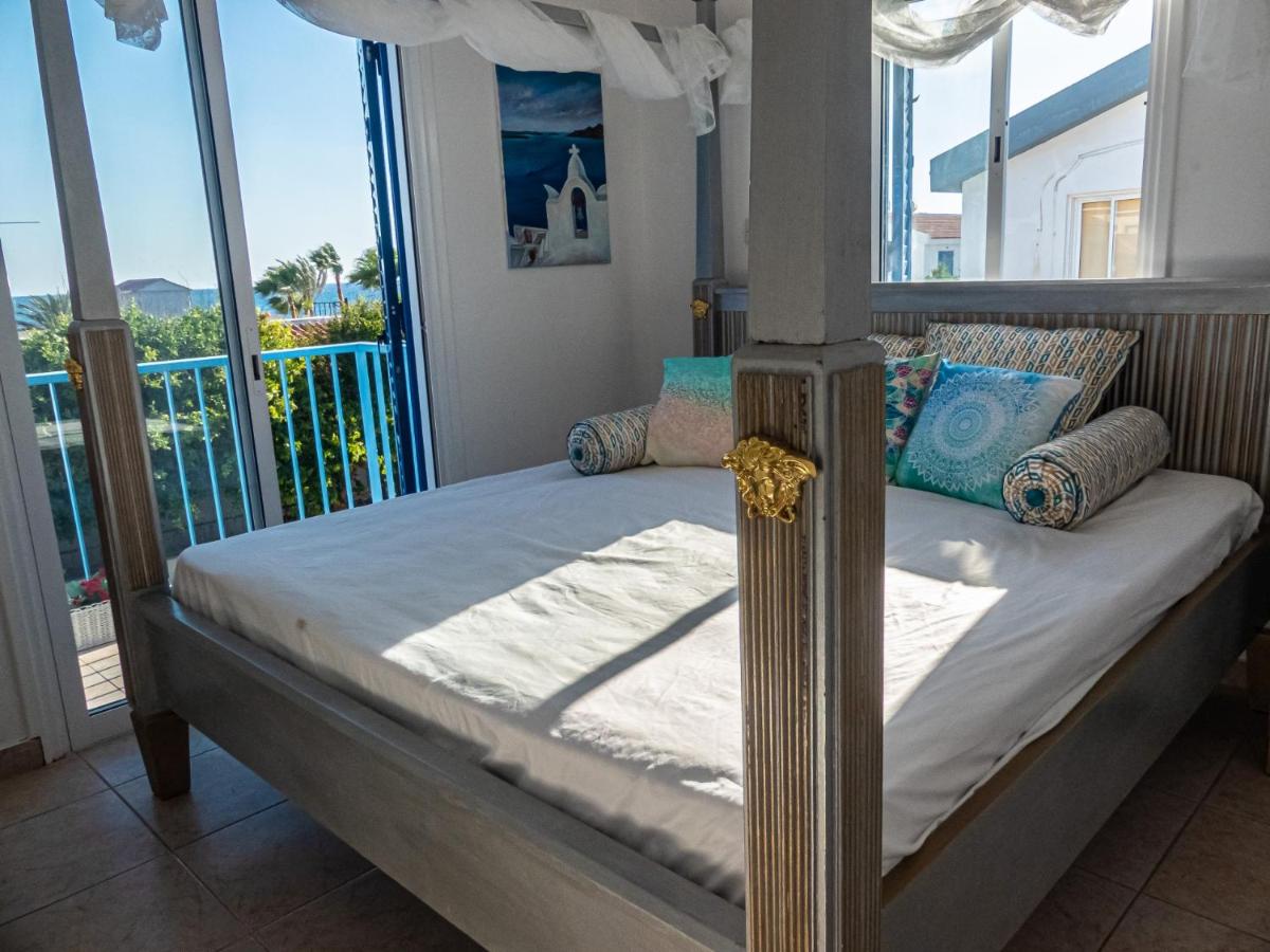 Greek Island Style 2 bedroom Villa with Pool next to the Sea - Chambres d'hôtes Larnaca
