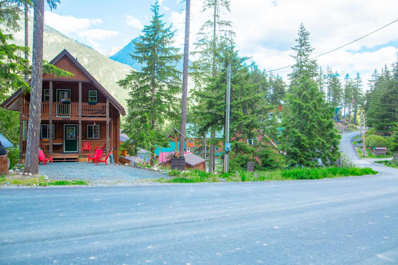 Whiskey Jack, 4 Bedroom Cabin with Outdoor Firepit - B&B Sunshine Valley