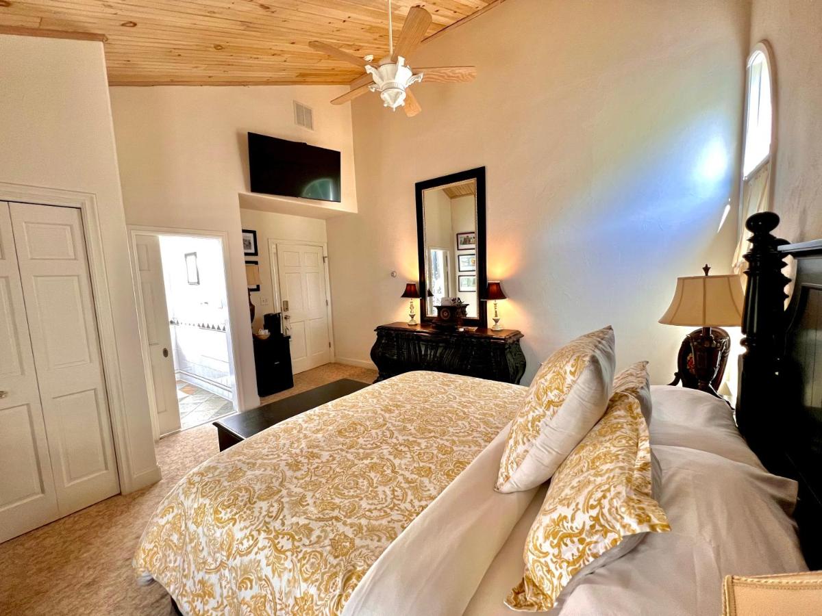 Deluxe King Suite
