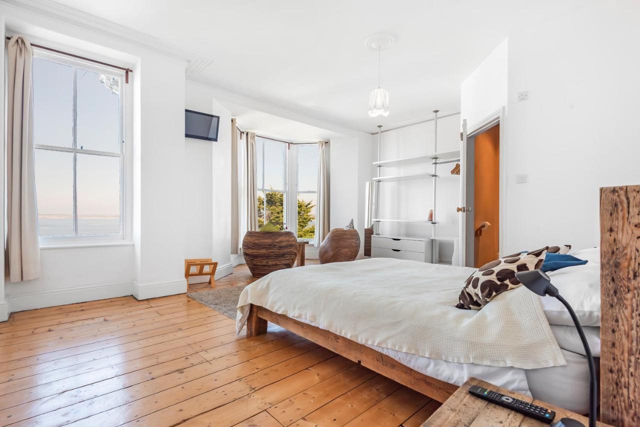Zimmer mit Kingsize-Bett und Meerblick