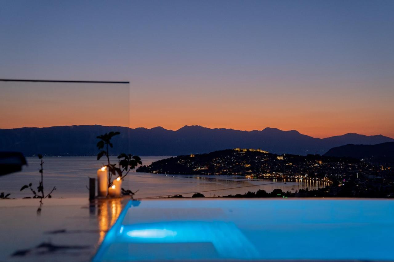 Casa Farmak - 4 Bedroom Lux Apartment with Infinity Pool & Lake View - Chambres d’hôtes
