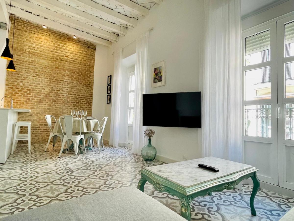 Modern apartment in the city centre, La Alameda - B&B Seville