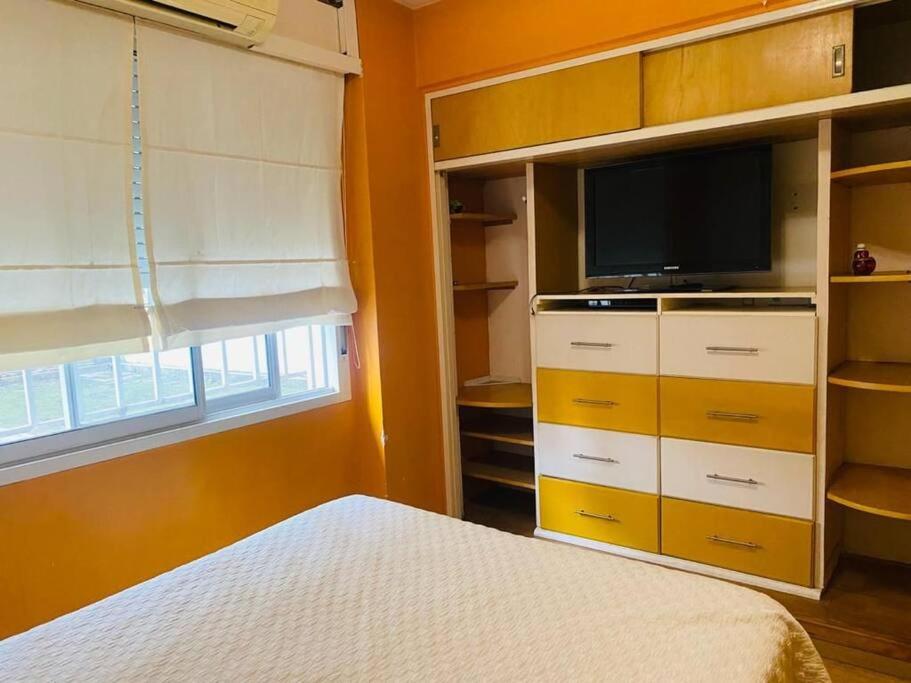 Departamento de 2 dormitorios todos los servicios incluidos aire acondicionado en todos los ambientes TV WiFi excelente ubicación INCLUYE cochera - Chambres d'hôtes Rosario