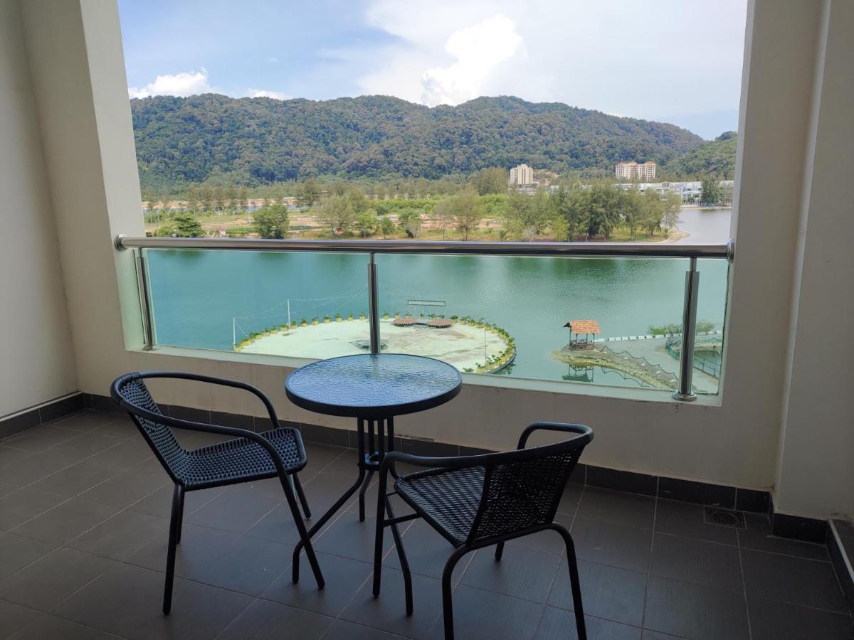 Marina Island Couple Home Stay - B&B