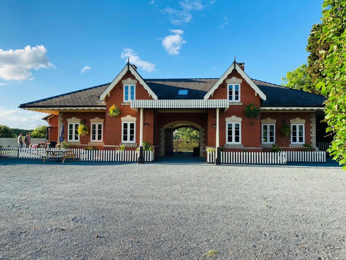 B&B Hereford - The Waiting Room, Stoke Edith Station, Tarrington - Bed and Breakfast Hereford